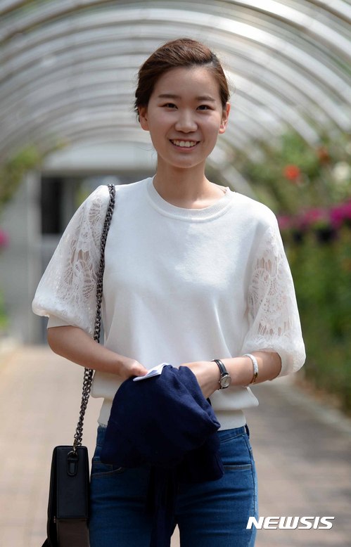 【서울=뉴시스】고범준 기자 = 지난해 5월25일 '소녀상 지킴이' 김샘씨가 서울 서초구 서울중앙지법에 들어서고 있다.2017.05.25. bjko@newsis.com