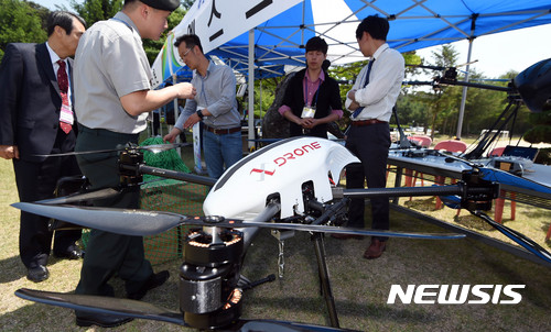 【이천=뉴시스】이정선 기자 = 25일 오전 경기 이천 육군정보학교에서 열린 제2회 드론전투 컨퍼런스에서 참가자들이 전시된 드론을 살펴보고 있다. 2017.05.25.&nbsp; ppljs@newsis.com