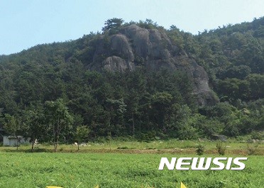 【김해=뉴시스】김상우 기자 = 지난 23일 고(故) 노무현 전 대통령 8주기 추도식에 참석한 50대 여성이 추모 행사가 끝난 뒤 부엉이 바위에서 투신자살 소동을 벌인 사실이 뒤늦게 알려졌다.&nbsp; 23일 오후 4시 15분께 부산에서 온 김모(56·여)씨가 부엉이 바위 울타리 안에서 울고 있다가 이를 본 시민이 112에 "자살의심자가 있다"고 신고해 경찰이 출동해 무사히 구조했다.&nbsp; 김씨는 자살시도 이유에 대해 "부산 가덕도 보상이 제대로 나오지 않았다. 새누리당 당원인데 박근혜 전 대통령에게 속았다. 노무현 전 대통령을 따라가 수발을 들고 싶었다"고 경찰에 말한 것으로 알려졌다. 사진은 부엉이바위 전경. 2017.05.25&nbsp; woo@newsis.com