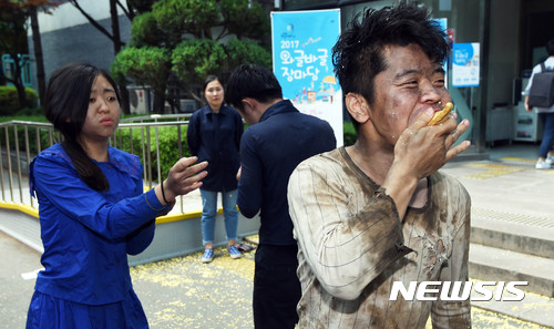 【수원=뉴시스】이정선 기자 = 25일 오후 경기 수원 아주대학교에서 열린 2017 와글바글 장마당에서 학생들이 북한 꽃제비를 재연하고 있다.이번 행사는 아주대와 아주대통일연구소, 남북 청소년들이 만든 북한 인권단체 나우(NAUH)가 공동주관 했으며, 북한 시장인 장마당을 그대로 재연한 북한 화폐와 의복, 술, 교과서 등이 전시됐다. 2017.05.25. ppljs@newsis.com