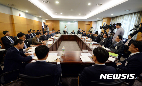 【서울=뉴시스】조성봉 기자 = 박범계 정치행정분과위원장이 25일 오후 서울 종로구 통의동 금융감독원 연수원에 마련된 국정기획자문위원회에서 열린 법무부 업무보고에 참석해 모두 발언을 하고 있다. 2017.05.25. suncho21@newsis.com