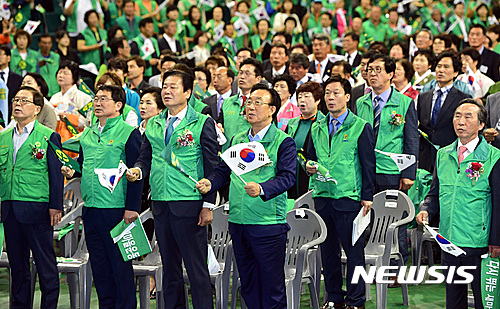 【안동=뉴시스】류상현 기자 = 25일 오전 구미 박정희체육관에서 '새마을의 날' 기념식이 열려 참가자들이 태극기를 들고 새마을노래를 함께 부르고 있다. 2017.05.25 (사진=경북도 제공)   photo@newsis.com