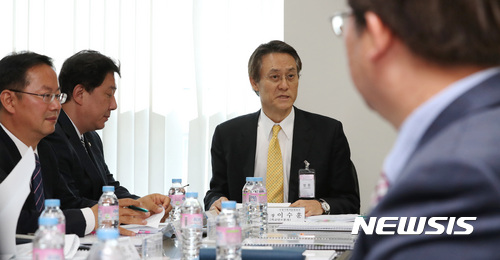 【서울=뉴시스】조성봉 기자 = 이수훈 국정기획자문위원회 외교안보분과위원장이 25일 오 후 서울 종로구 통의동 국정기획자문위원회에서 열린 방사청 업무보고에서 모두 발언을 하고 있다. 2017.05.25.&nbsp; photo@newsis.com