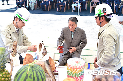 【진주=뉴시스】정경규 기자 = 경남 진주시는 25일 정촌면 산단 공사현장에서 이창희 시장을 비롯해 정촌면민, 공사관계자 등 170여명이 참석한 가운데 안전기원제를 지냈다.2017.05.25.(사진=진주시 제공)   photo@newsis.com