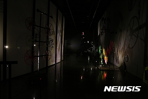 【서울=뉴시스】미디어아티스트 그룹 ‘뮌’ 개인전, <미완의 릴레이> 