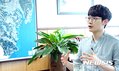 【울산=뉴시스】구미현 기자 = 25일 울산시교육청이 마련한 '나만의 책이야기 토크콘서트' 강연자로 나선 박철상씨. 2017.05.25. (사진=울산시교육청 제공) photo@newsis.com