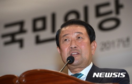 【서울=뉴시스】홍효식 기자 = 25일 오후 서울 여의도 국회 의원회관 대회의실에서 열린 국민의당 제1차 중앙위원회 회의가 끝난 뒤 비대위원장으로 선출된 박주선국회 부의장이 기자 간담회를 하고 있다. 2017.05.25.   yesphoto@newsis.com 