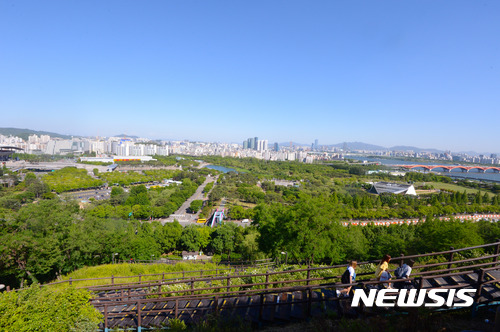 【서울=뉴시스】김선웅 기자 = 맑은 날씨를 보인 25일 오후 서울 마포구 하늘공원에서 바라본 서울 하늘이 푸른 모습을 보이고 있다. 2017.05.25.   mangusta@newsis.com