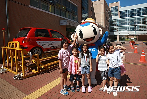 【김천=뉴시스】박홍식 기자 = 한국도로공사(사장 김학송)는 25일 경북 김천혁신도시 율곡초등학교에서 '교통안전체험' 행사를 가졌다. 학생들이 교통안전 체험을 한 뒤 기념사진을 찍고 있다. 2017.05.25 (사진=한국도로공사 제공)   photo@newsis.com 