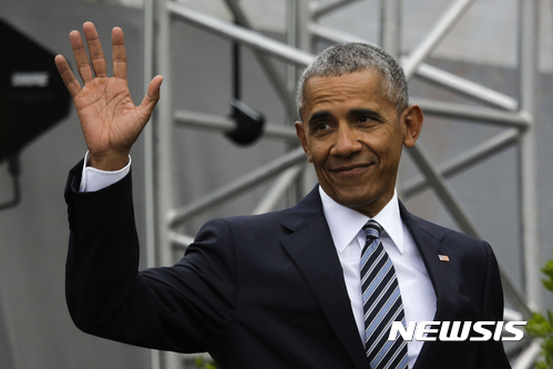 【베를린=AP/뉴시스】버락 오바마 전 미국대통령이 25일(현지시간) 독일 베를린에서 열리는 컨퍼런스에 참석하면서 손을 흔들고 있다. 2017.05.25