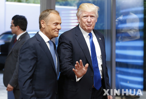 【브뤼셀=신화/뉴시스】도널드 트럼프 미 대통령이 25일 유럽연합 본부를 방문해 영접 나온 도날트 투스크 정상회의 상임의장에게 제스처를 써가며 뭔가를 말하고 있다. 2017. 5. 25.&nbsp; 