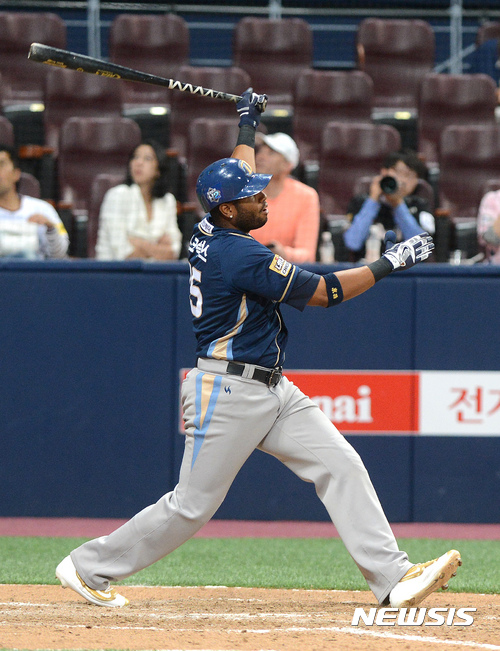 【서울=뉴시스】김선웅 기자 = 25일 오후 서울 구로구 고척스카이돔에서 열린 2017 타이어뱅크 KBO 리그 넥센 히어로즈와 NC 다이노스의 경기, 8회초 2사 주자 만루 상황 NC 4번타자 스크럭스가 만루 홈런을 치고 있다. 2017.05.25.   mangusta@newsis.com