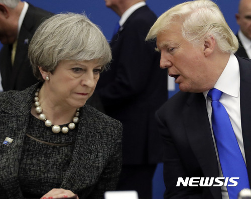 【브뤼셀=AP/뉴시스】도널드 트럼프(오른쪽) 미 대통령이 25일(현지시간) 나토 정상회담이 열리는 벨기에 브뤼셀에서 열린 실무만찬 도중 테리사 메이 영국 총리와 이야기하고 있다. 2017.5.26
