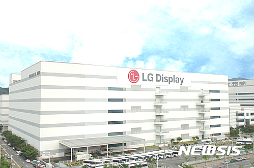【구미=뉴시스】박홍식 기자 = LG디스플레이(대표이사 부회장 한상범)는 경북 구미 P5공장에서 5세대 OLED조명 생산라인의 핵심 장비를 반입했다고 26일 밝혔다. 2017.05.26 (사진=LG디스플레이 제공)&nbsp; photo@newsis.com&nbsp; 