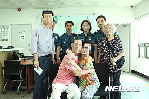 【수원=뉴시스】김지호 기자 = 강모(79) 할머니는 6·25전쟁으로 친언니들이 모두 숨지고 유일한 혈육 사촌 오빠를 찾고자 지난해 7월 경기 의왕경찰서에 헤어진 가족 찾아주기를 신청, 한 달여 만인 지난해 8월21일 60여년 만에 인천에 살던 사촌 오빠를 만났다. 사진은 찾아준 경찰관들과 함께 기념촬영을 하는 모습. (사진=경기 의왕경찰서 제공)&nbsp; photo@newsis.com