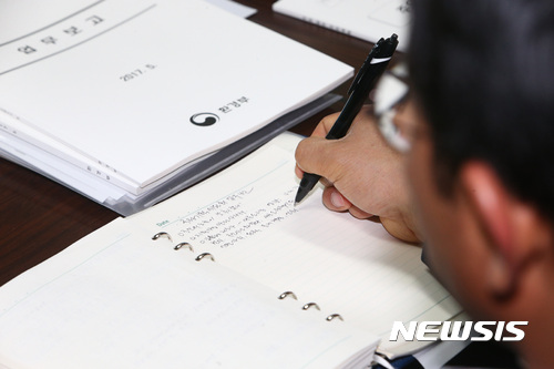 【서울=뉴시스】임태훈 기자 = 26일 오전 서울 종로구 통의동 금융감독원 연수원에 마련된 국정기획자문위원회에서 열린 환경부 업무보고에서 환경부 관계자가 메모를 하고 있다. 2017.05.26. photo@newsis.com