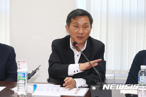 【서울=뉴시스】임태훈 기자 = 26일 오전 서울 종로구 통의동 금융감독원 연수원에 마련된 국정기획자문위원회에서 열린 환경부 업무보고에서 김연명 분과위원장이 모두발언을 하고 있다. 2017.05.26. photo@newsis.com