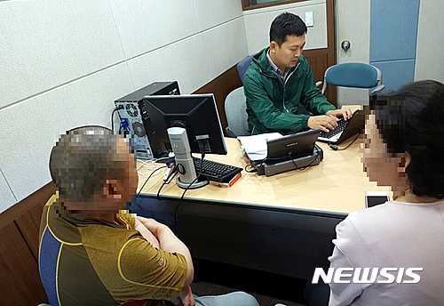 【제주=뉴시스】수사기관에서 조사받고 있는 중국인 불법체류자 모습. (뉴시스DB)