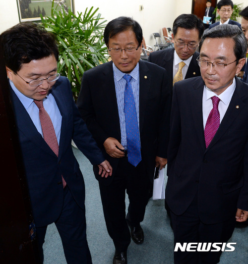 【서울=뉴시스】박영태 기자 = 26일 오후 서울 영등포구 여의도 국회 국무총리(이낙연) 임명동의에 관한 인사청문특별위원회 위원실에서 여야 간사협의를 끝낸 위원들이 나오고 있다. 왼쪽부터 김용태 바른정당 간사, 윤후덕 더불어민주당 간사. 정성호 위원장, 경대수 자유한국당 간사. 2017.05.26. since1999@newsis.com