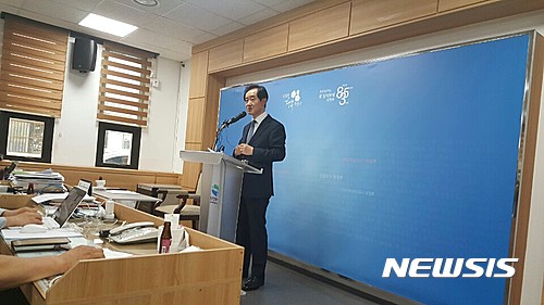 【의정부=뉴시스】이경환 기자 = 의정부경전철에 대한 법원 파산선고와 관련해서 안병용 의정부시장은 26일 오후 의정부시청에서 기자회견을 열고 있다. 안 시장은 "어떠한 경우에도 경전철은 멈추지 않을 것"이라고 밝혔다. 2017.05.26.&nbsp; lkh@newsis.com 