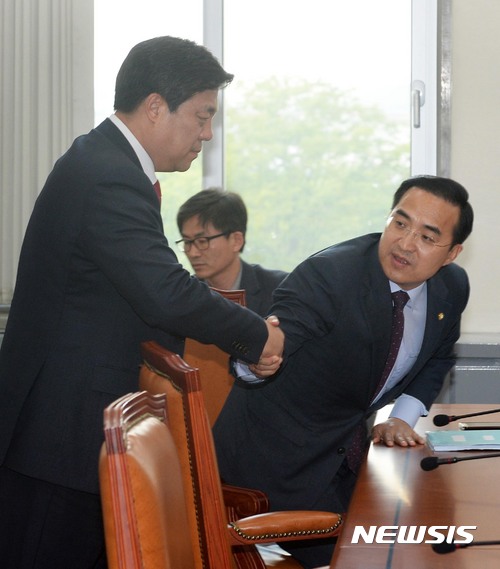 【서울=뉴시스】홍효식 기자 = 26일 오후 서울 여의도 국회 운영위원회 소회의실에서 열린 4당 원내수석부대표 회동에 앞서 자유한국당 김선동(왼쪽), 더불어민주당 박홍근 원내수석부대표가 악수하고 있다. 2017.05.26. yesphoto@newsis.com