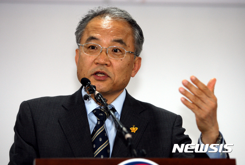 【목포=뉴시스】신대희 기자 = 김창준 세월호 선체조사위원장이 26일 오후 전남 목포신항만 취재지원센터에서 1차 소위원회 회의 결과를 브리핑하고 있다. 2017.05.26. sdhdream@newsis.com