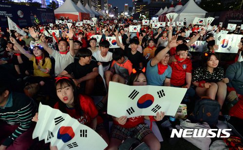 【서울=뉴시스】조성봉 기자 = 26일 오후 서울 종로구 광화문 광장에서 열린 '국제축구연맹(FIFA) U-20 월드컵 코리아 2017' A조 조별리그 3차전 대한민국과 잉글랜드의 경기 거리응원전에서 시민들이 태극기를 들고 대한민국을 응원하고 있다. 2017.05.26. suncho21@newsis.com