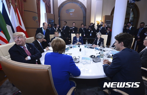 【타오르미나=AP/뉴시스】 장 클로드 융커 유럽연합(EU) 집행위원장이 31일(현지시간) 도널드 트럼프 미국 대통령이 미국의 파리 기후변화 협약 탈퇴를 결정하면 미국에 맞서는 것이 유럽의 의무라고 밝혔다. 주요 7개국(G7) 정상들이 지난 26일 이탈리아 타오르미나에서 열린 G7 정상회담에서 회의하고 있다. 2017.06.01 