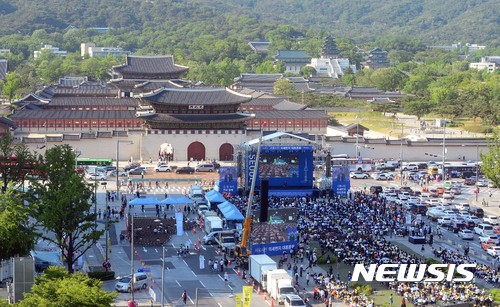 【서울=뉴시스】조성봉 기자 =27일 오후 서울 종로구 광화문광장에서 열린 서울시민 미세먼지 대토론회에서 시민들이 미세먼지 해결을 위한 방안을 논의하고 있다. 2017.05.27. suncho21@newsis.com