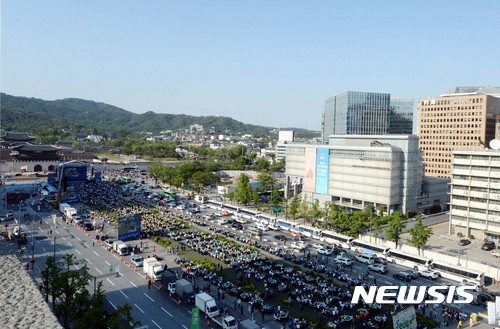 【서울=뉴시스】조성봉 기자 =27일 오후 서울 종로구 광화문광장에서 열린 서울시민 미세먼지 대토론회에서 시민들이 미세먼지 해결을 위한 방안을 논의하고 있다. 2017.05.27. suncho21@newsis.com