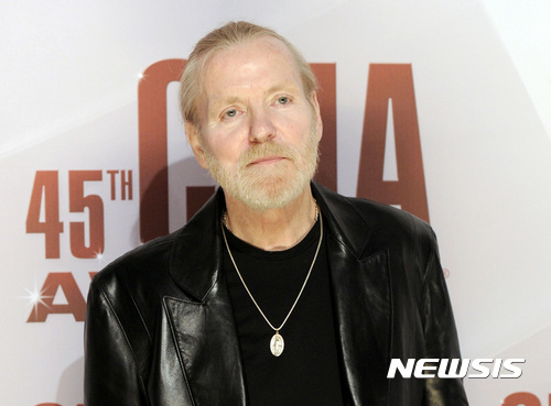 【AP/뉴시스】 = 2011년 고향인 테네시주 내쉬빌에서 열린 45회 CMA상 시상식장에 온 그레그 올맨(AP자료사진). 미국 서던 록의 대표악단인 올맨 브러더스 밴드를 창시한 기타리스트 겸 가수였던 그는 27일 간암으로 숨졌다. 