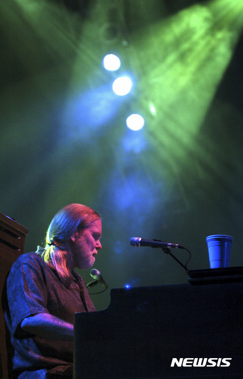 【AP/뉴시스】 = 2005년도 투어 중 아이오와주 카운슬 블러프에서 연주하는 그레그 올맨. 그는 70년대에 오토바이 사고로 숨진 명성 높은 기타리스트이자 가수인 듀에인 올맨의 곁에 안장된다고 그의 매니저가 밝혔다.&nbsp; 