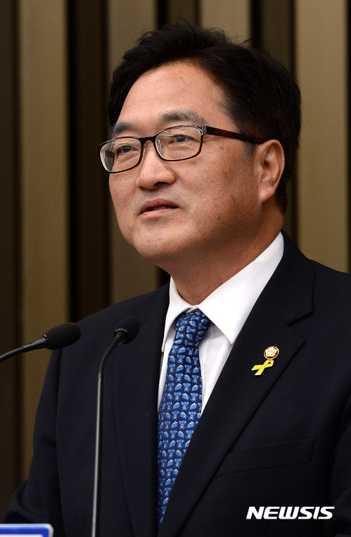 【서울=뉴시스】배훈식 기자 = 28일 오후 서울 여의도 국회 제4회의장에서 열린 더불어민주당 국회의원 워크숍에 참석한 우원식 원내대표가 인사말을 하고 있다. 2017.05.28.&nbsp; dahora83@newsis.com