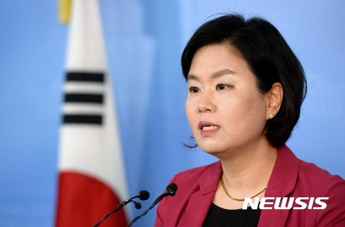 【서울=뉴시스】배훈식 기자 = 28일 오후 서울 여의도 국회 정론관에서 김유정 국민의당 대변인이 이낙연 총리 후보자 등 청와대 인사 후보자들의 위장전입 문제에 대해 논평하고 있다. 2017.05.28. dahora83@newsis.com