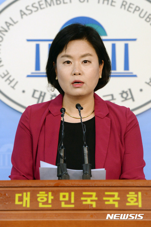 【서울=뉴시스】배훈식 기자 = 28일 오후 서울 여의도 국회 정론관에서 김유정 국민의당 대변인이 이낙연 총리 후보자 등 청와대 인사 후보자들의 위장전입 문제에 대해 논평하고 있다. 2017.05.28. dahora83@newsis.com