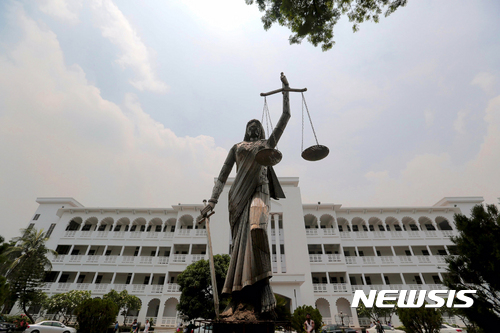 【다카(방글라데시)=AP/뉴시스】방글라데시 대법원이 28일(현지시간) 강경 이슬람 단체 '헤파자트-에-이슬람’의 정의의 여신상 철거 요구를 받아들여 정의의 여신상을 300야드(약 274m) 밖으로 치웠다. 헤파자트-에-이슬람은 지난 2월부터 인간 형태를 띠고 있는 정의의 여신상이 우상화를 금지하는 이슬람교리에 어긋난다고 주장하며 철거를 요구했다. 지난해 12월 설립된 정의의 여신상은 두 눈을 가리고 한 손에는 저울, 다른 한 손에는 칼을 들고 있는 여성의 모습을 표현한다. 조각가 마리널 하크는