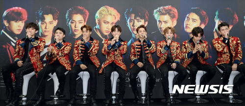 【서울=뉴시스】임태훈 기자 = 그룹 '엑소'가 28일 오후 서울 송파구 잠실 올림픽주경기장에서 열린 엑소 앙코르 콘서트 'EXO PLANET #3 - The EXO'rDIUM[dot]' 기자회견을 마치고 취재진에게 인사하고 있다. 2017.05.28.&nbsp;&nbsp; taehoonlim@newsis.com