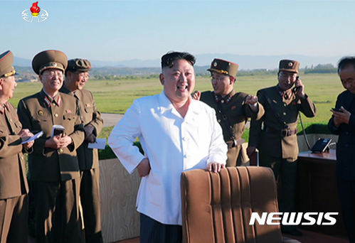 【서울=뉴시스】북한 조선중앙TV는 김정은 노동당 위원장이 국방과학원에서 개발한 신형 지대공 요격유도무기체계 시험사격을 참관했다고 28일 보도했다. 2017.05.28.(출처=조선중앙TV캡쳐)&nbsp;&nbsp; photo@newsis.com