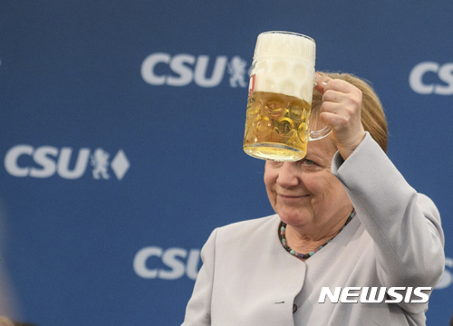 【뮌헨=AP/뉴시스】앙겔라 메르켈 독일 총리가 28일(현지시간) 뮌헨에서 올 가을 총선을 앞두고 집권 기민,기사당 유세 행사에 참석해 맥주잔을 들어올려 보이고 있다. 2017.05.29 