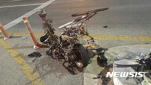 【전주=뉴시스】강인 기자 = 지난 28일 밤 전북 전주시 효자동 한 사거리에서 오토바이 운전자가 사망하는 사고가 발생했다. 사고 직후 오토바이 모습이다. 2017.05.29. (사진 = 시민 제공)&nbsp;&nbsp; kir1231@newsis.com