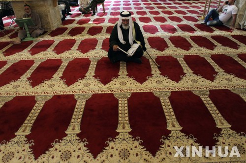 【예루살렘=신화/뉴시스】무슬림들의 가장 성스러운 달인 라마단 시작 이틀째인 2017년 5월28일 한 남성이 동예루살렘의 알-아크사 사원에서 코란을 읽고 있다. 무슬림들은 라마단 기간 동안 해뜰 때부터 해지기까지 아무 것도 먹거나 마시면 안 되며 성관계도 금지된다. 2017/5/29