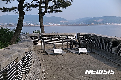 【원주=뉴시스】권순명 기자 = 28일 문화체육관광부와 한국관광공사는 6월에 걷기 좋은 걷기여행길 10곳을 선정했다고 밝혔다. 사진은 한국관광공사에서 선정한 경기도 강화군 강화나들길 2코스 호국돈대길이다. 2017.05.28.(사진=한국관광공사 제공)&nbsp;&nbsp; photo@newsis.com 