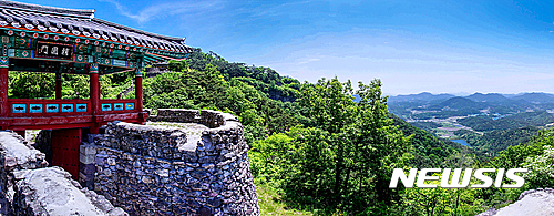 【원주=뉴시스】권순명 기자 = 28일 문화체육관광부와 한국관광공사는 6월에 걷기 좋은 걷기여행길 10곳을 선정했다고 밝혔다. 사진은 한국관광공사에서 선정한 전남 담양군 담양오방길 2코스 산성길이다. 2017.05.28.(사진=한국관광공사 제공)&nbsp;&nbsp;&nbsp; photo@newsis.com 