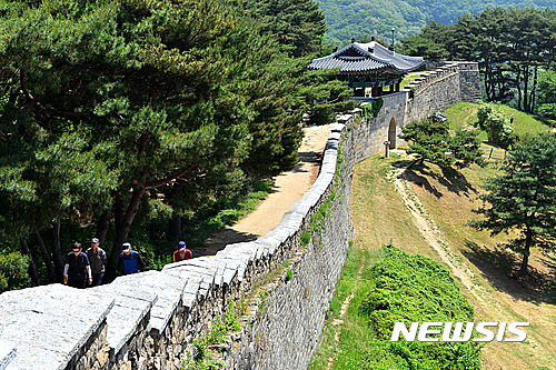 【원주=뉴시스】권순명 기자 = 28일 문화체육관광부와 한국관광공사는 6월에 걷기 좋은 걷기여행길 10곳을 선정했다고 밝혔다. 사진은 한국관광공사에서 선정한 축북 청주시 상당산성길이다. 2017.05.28.(사진=한국관광공사 제공)&nbsp;&nbsp;&nbsp; photo@newsis.com 