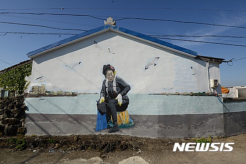 【원주=뉴시스】권순명 기자 = 28일 문화체육관광부와 한국관광공사는 6월에 걷기 좋은 걷기여행길 10곳을 선정했다고 밝혔다. 사진은 한국관광공사에서 선정한 제주도 제주시 제주올레 18코스 산지천~조천 올레이다. 2017.05.28.(사진=한국관광공사 제공)&nbsp;&nbsp;&nbsp; photo@newsis.com 