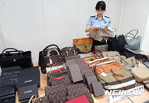 【대구=뉴시스】김덕용 기자 = 대구본부세관은 짝퉁 명품 가방 등을 판매한 도매상 3명을 검찰에 송치했다고 29일 밝혔다. 사진은 세관이 압수한 상표법 위반 사건 압수물품들. 2017. 05. 29. (사진=대구본부세관 제공)&nbsp; photo@newsis.com
