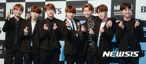 【서울=뉴시스】김선웅 기자 = 29일 오전 서울 중구 롯데호텔에서 열린 그룹 '방탄소년단' 2017 빌보드 뮤직 어워드 '톱 소셜 아티스트' 부문 수상 기념 기자간담회에서 멤버들이 포즈를 취하고 있다. 왼쪽부터 뷔, 슈가, 진, 정국, 랩몬스터, 지민, 제이홉. 2017.05.29. mangusta@newsis.com