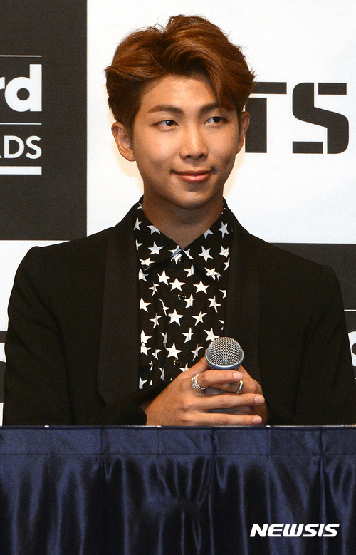 【서울=뉴시스】김선웅 기자 = 29일 오전 서울 중구 롯데호텔에서 열린 그룹 '방탄소년단' 2017 빌보드 뮤직 어워드 '톱 소셜 아티스트' 부문 수상 기념 기자간담회에서 멤버 랩몬스터가 참석해 자리하고 있다. 2017.05.29. mangusta@newsis.com