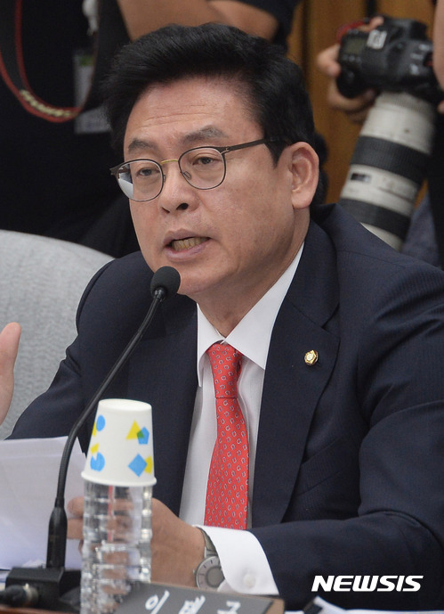 【서울=뉴시스】배훈식 기자 = 29일 오전 서울 여의도 국회 제3회의장에서 열린 정보위원회 국가정보원장 후보자 인사청문회에 참석한 정우택 자유한국당 의원이 질의하고 있다. 2017.05.29. dahora83@newsis.com