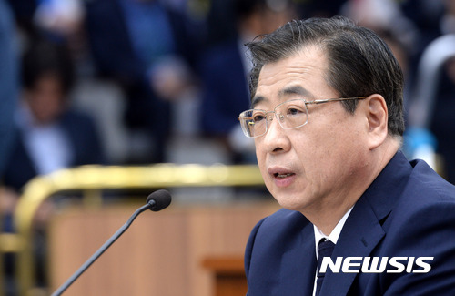 【서울=뉴시스】배훈식 기자 = 29일 오전 서울 여의도 국회 제3회의장에서 열린 정보위원회 국가정보원장 후보자 인사청문회에 참석한 서훈 후보자가 의원 질의에 답변하고 있다. 2017.05.29. dahora83@newsis.com